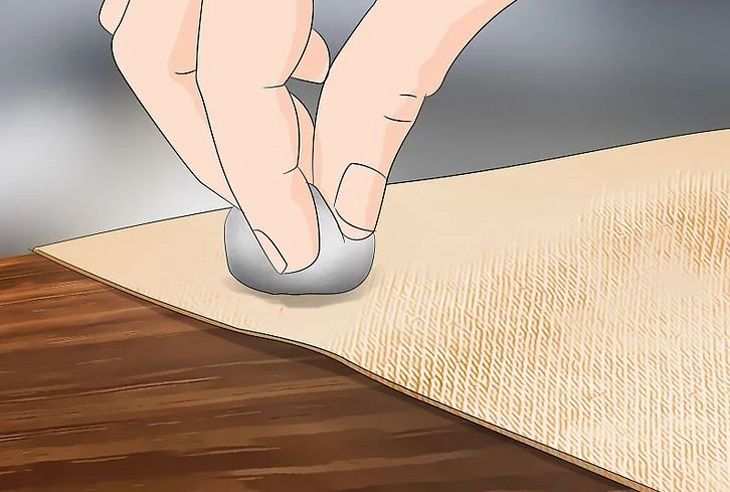 Cho một lượng nhỏ lên phần bị dính keo