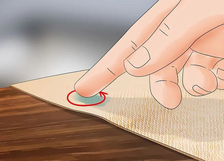 Dùng ngón tay và bàn chải mềm xoa phần keo dính