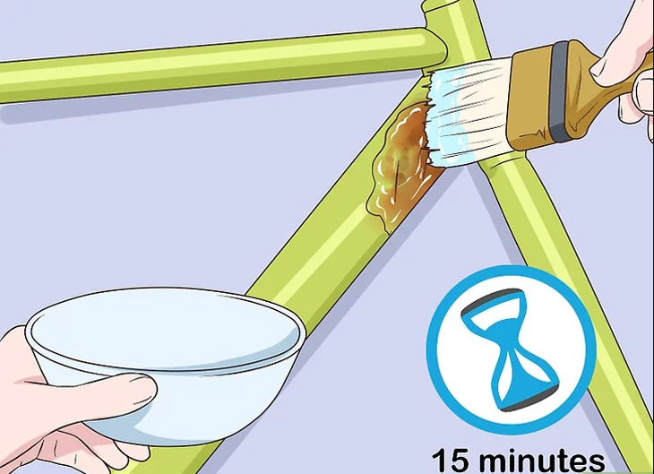 Phết hỗn hợp đã trộn lên những vết rỉ sét rồi để yên trong 15 phút