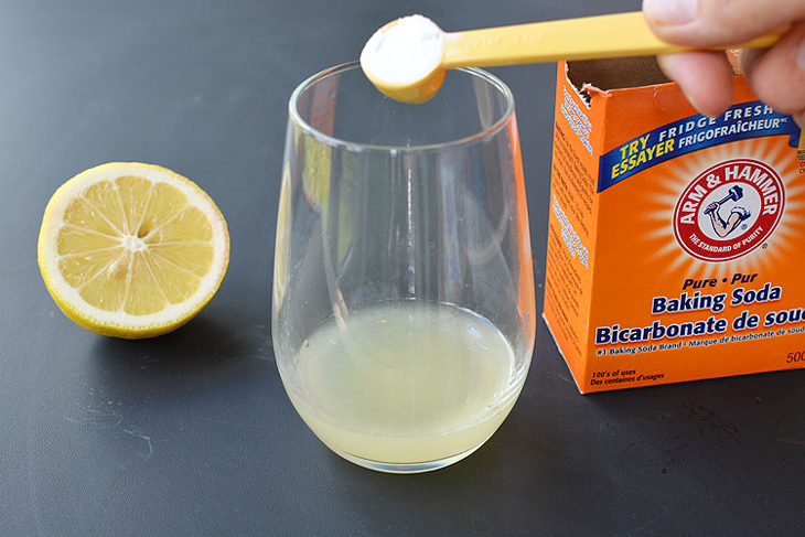 Trộn baking soda với nước và nước cốt chanh