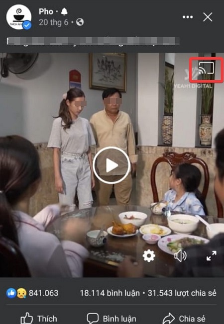 nhấp chọn biểu tượng T-cast trên video Facebook để chiếu nó trực tiếp lên màn hình tivi TCL.