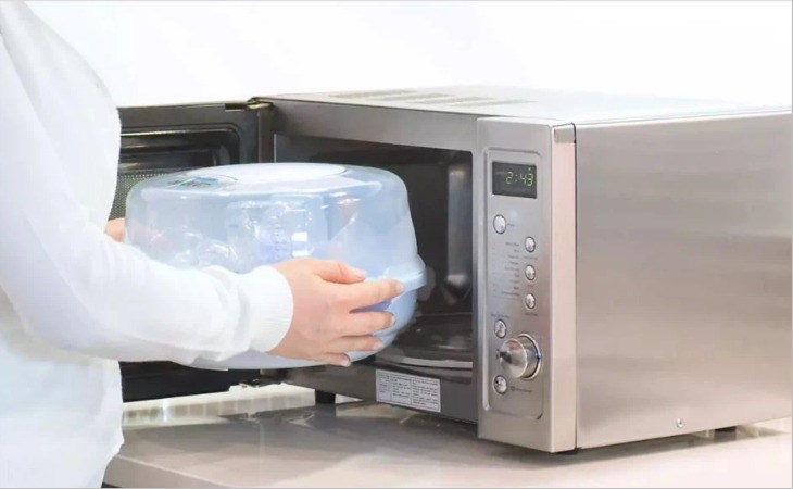 Tiệt trùng bình sữa bằng lò vi sóng