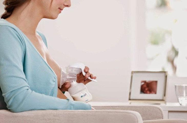 Cách vắt sữa mẹ bằng máy hút tay