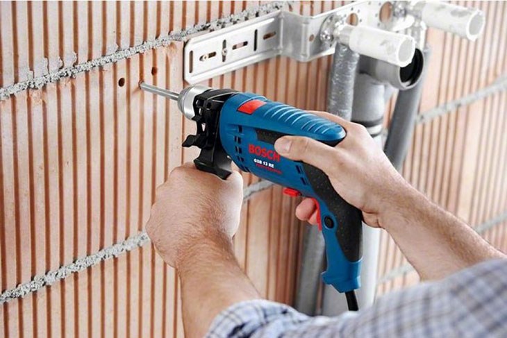 Sử dụng máy khoan với cường độ quá cao khiến máy dễ bị nóng, quá tải và nhanh hư hỏng