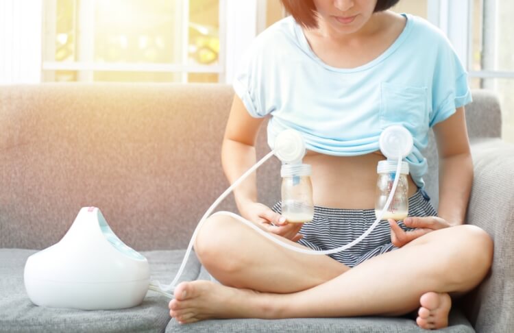 Dùng máy hút sữa sau khi bé vừa bú xong