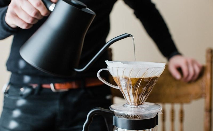 Đổ nước qua vải hoặc bột cà phê đã pha để lọc nước