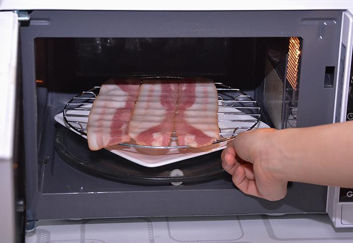 Không nên nướng, rán những món có chứa nhiều mỡ trong lò vi sóng