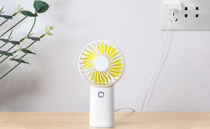 Không vừa sạc vừa dùng quạt mini cầm tay