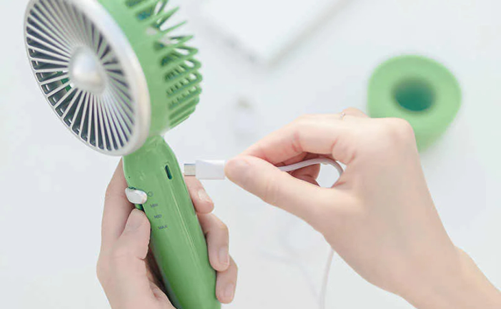 Tránh để quạt mini cầm tay hết cạn pin mới sạc
