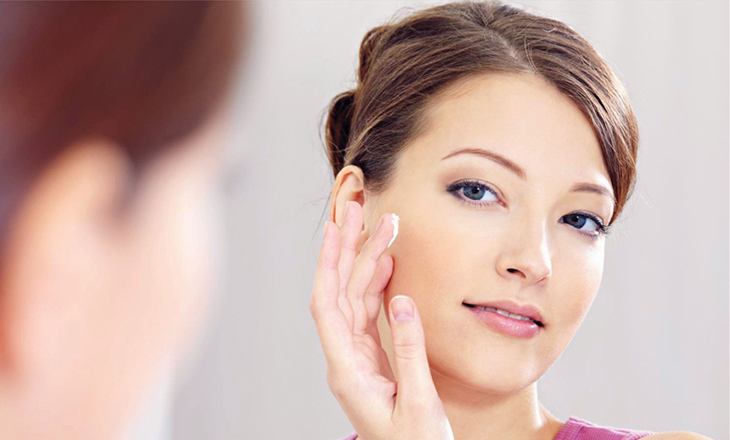 Dùng mỹ phẩm kiềm dầu đeo mắt kính không bị tuột xuống mũi