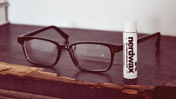 Dùng thanh sáp Nerdwax đeo mắt kính không bị tuột xuống mũi