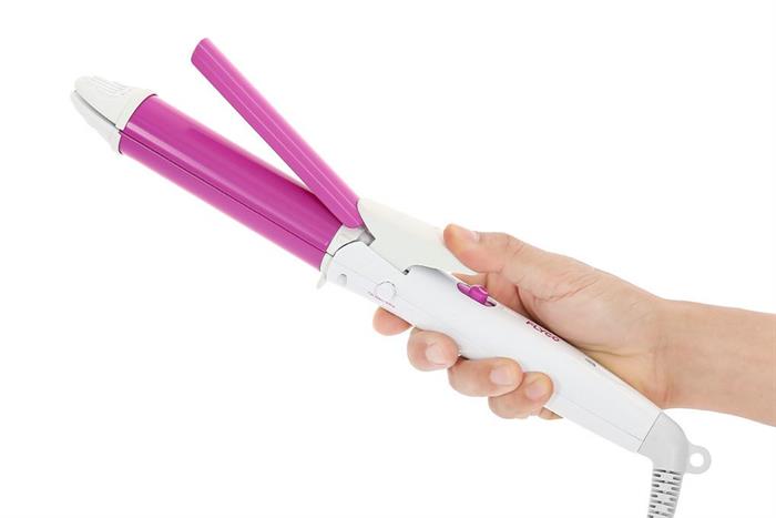 Khi sử dụng máy uốn duỗi tóc Flyco FH6855VN, bạn nên chia tóc thành từng lọn nhỏ