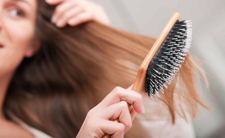 Lược chải tròn với răng lược thưa giúp chải tóc mượt mà, giảm gãy rụng