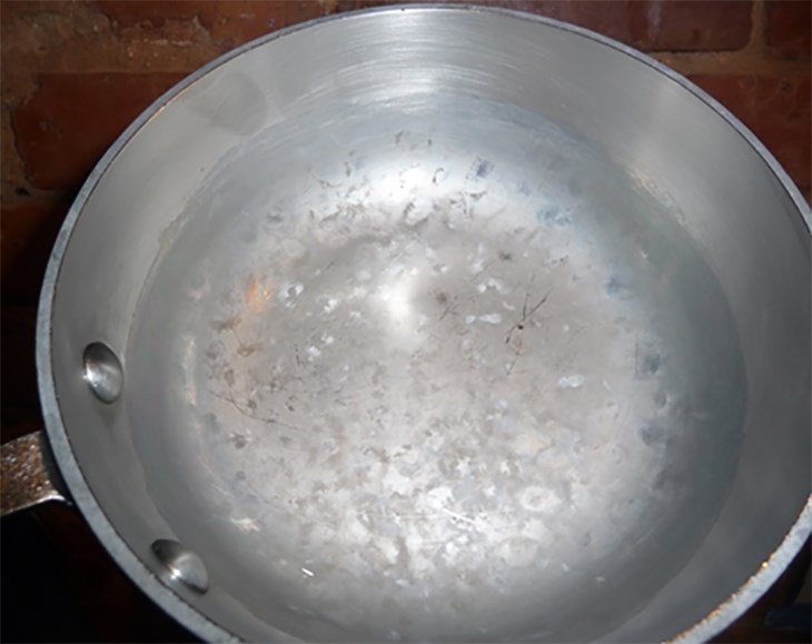 Bề mặt nồi chảo nổi đốm trắng do bị tích tụ canxi trong nước lâu ngày