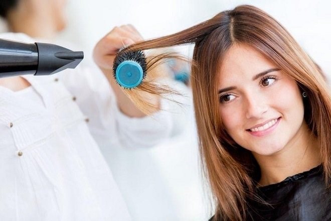 Bạn có thể sử dụng máy sấy để sấy tóc cụp đuôi tăng độ bồng bềnh cho mái tóc