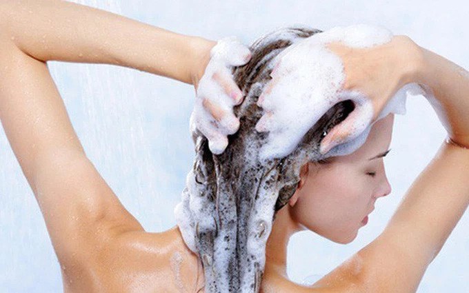 Kết hợp sử dụng dầu gội với dầu xả trong 1 lần gội giúp tóc óng ả và bồng bềnh hơn
