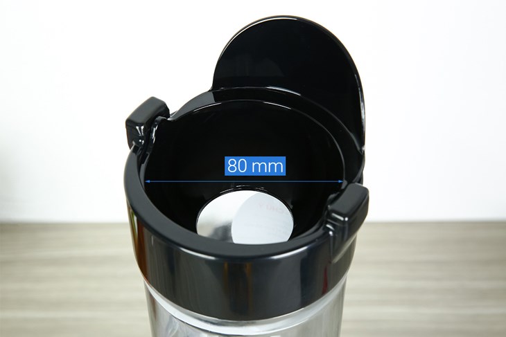 Máy ép chậm BlueStone SJB-6558 với ống tiếp nguyên liệu lớn cho bạn thoải mái ép trái cây, rau củ,...