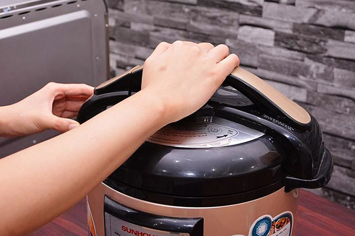 Nắp nồi không mở được