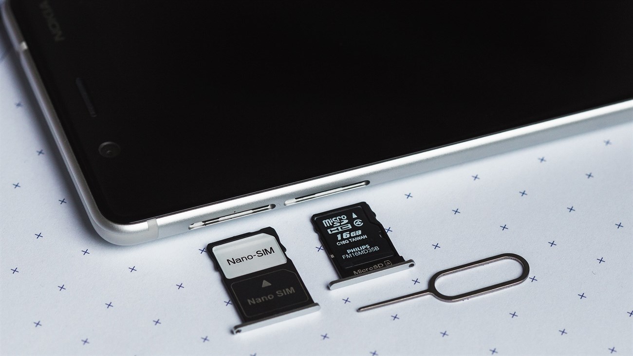 Tháo thẻ nhớ và SIM ra khỏi điện thoại Android