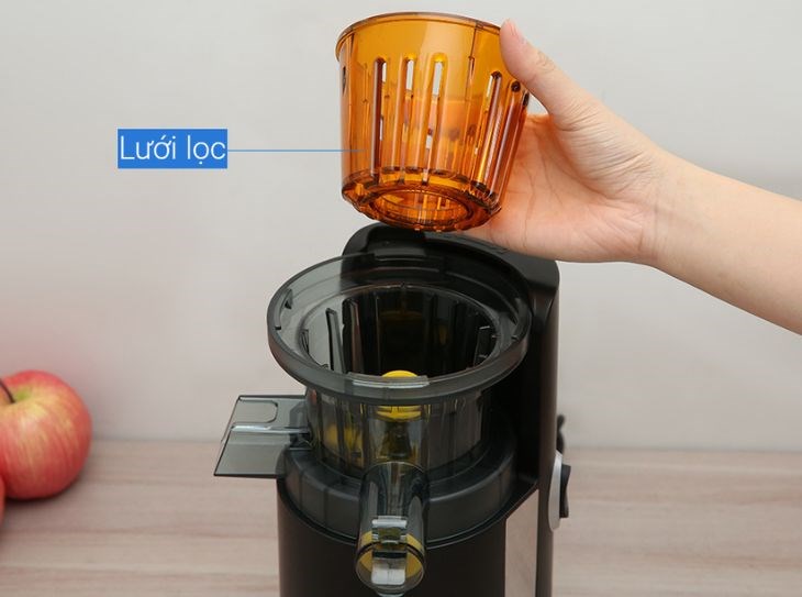 Máy ép chậm AVA KS-1507 được trang bị ray lọc cặn giúp quá trình ép hoa quả được thuận tiện hơn.