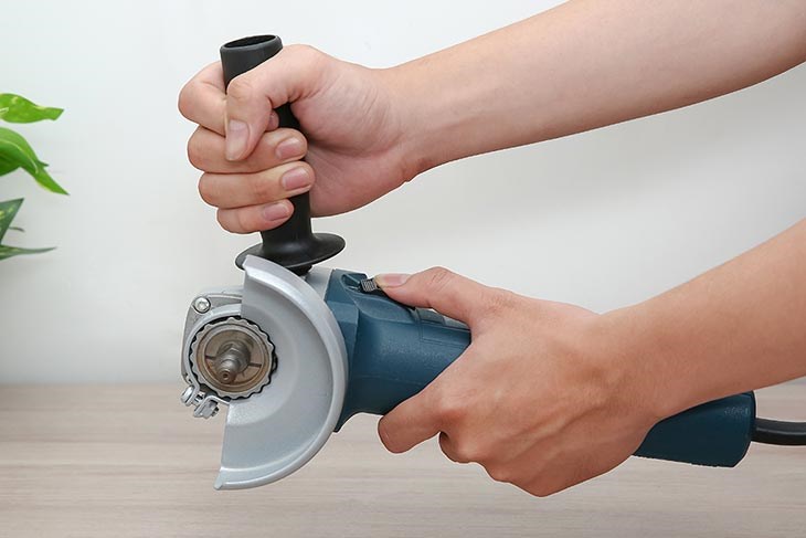 Bạn nên tắt nguồn trước khi thay đổi lưỡi cắt hoặc phụ kiện cho máy mài góc Bosch GWS 900-100 900W