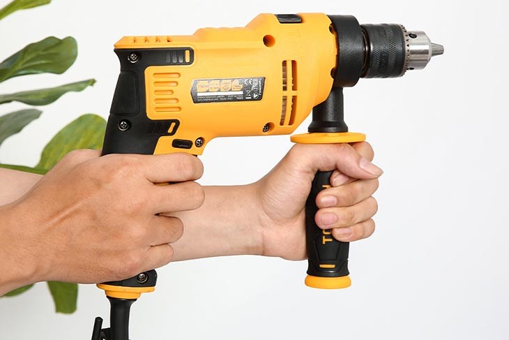Khi sử dụng máy khoan búa điện Tolsen 79505 750W không nên để trẻ em tiếp cận