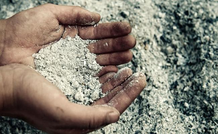 Pha một ít tro nhuyễn với nước rồi dùng khăn nhúng vào hỗn hợp và chà lên lư đồng