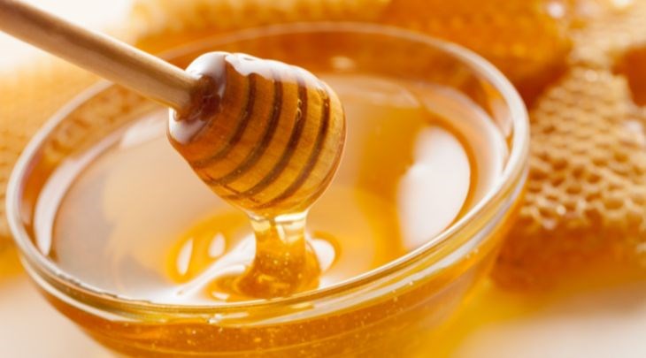 Thoa đều dung dịch mật ong lên lư đồng và dùng khăn sạch chà mạnh