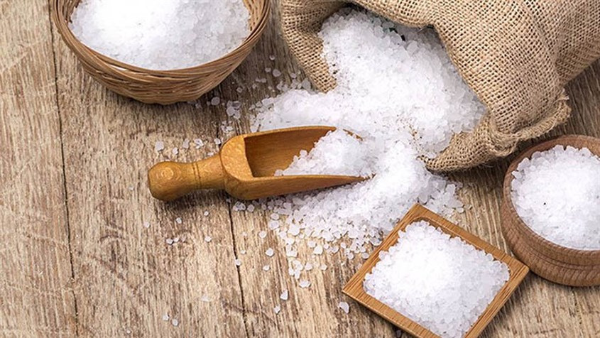 Muối là gia vị dễ tìm, mang đến nhiều công dụng bất ngờ, trong đó không thể không kể đến khả năng làm sạch ly thủy tinh, khôi phục vẻ sáng bóng cho ly sau thời gian sử dụng