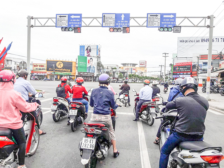 Tắt máy xe khi dừng đèn đỏ trên 30s