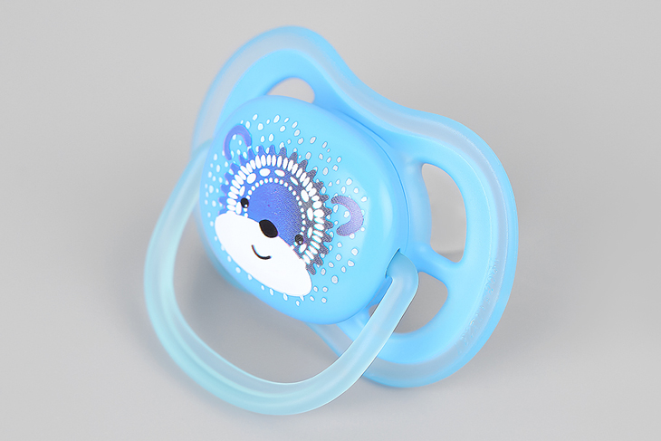 Ti giả silicone Philips Avent SCF542/12 sở hữu miếng che lượn tròn ôm vừa vặn khuôn miệng của bé.