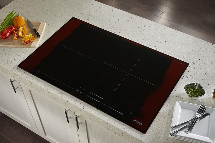 Bếp từ 3 vùng nấu lắp âm Smeg SI1M7733B (536.64.081) có mặt bếp kính cường lực bằng Ceramic cho khả năng chịu lực chịu nhiệt tốt