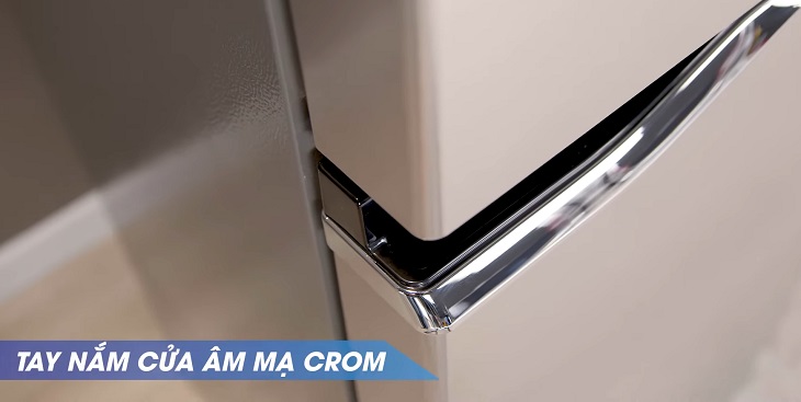 Thiết kế đơn giản, phần tay nắm cửa âm mạ crom sáng bóng