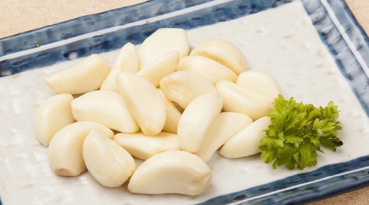 Mùi tỏi cũng khiến muỗi phát sợ và sẽ tự động bay đi khi gặp mùi này