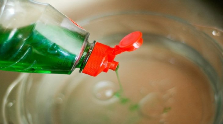 Nước xà phòng là một phương thức đơn giản giúp bạn dụ và diệt muỗi