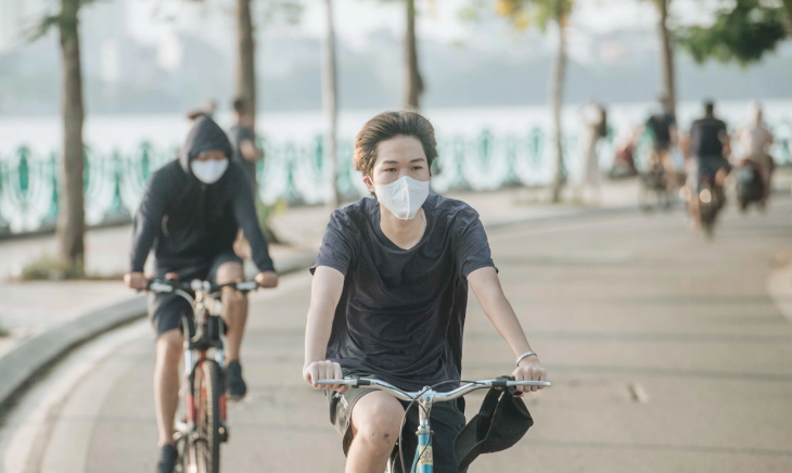 Duy trì khoảng cách ít nhất 2 mét so với những người khác