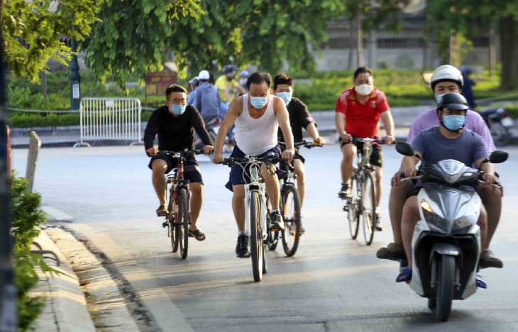 Nên đeo khẩu trang hoặc các loại khăn che mặt