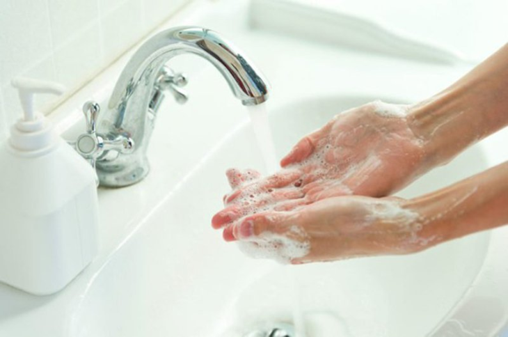 Rửa tay với xà phòng sau khi trờ về nơi ở của bạn