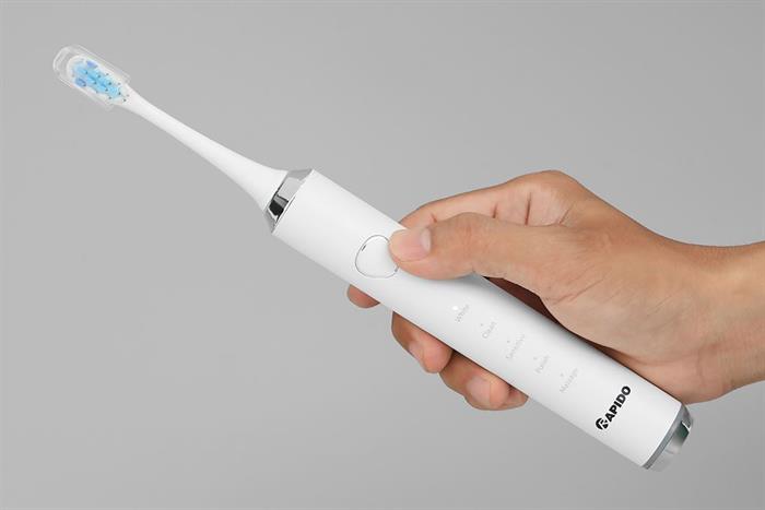 Bàn chải điện Rapido RST-15CW giúp giảm mảng bám và hạn chế tình trạng viêm nướu