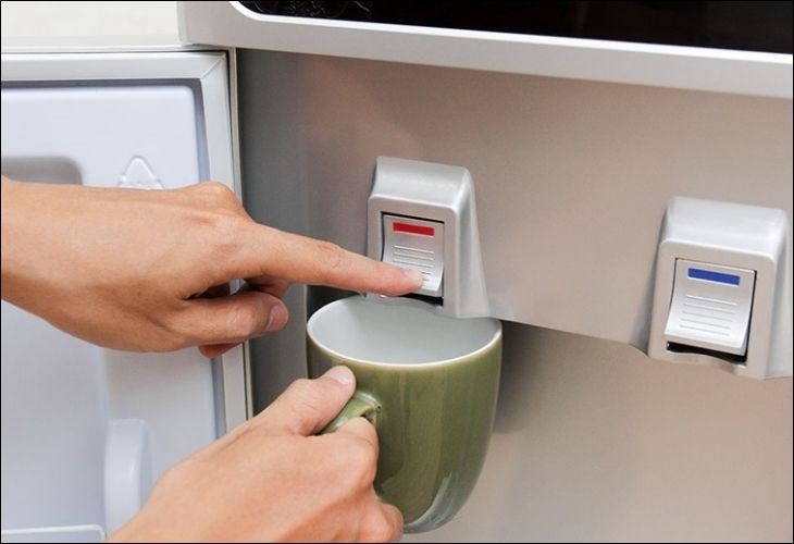 Sản phẩm có  2 vòi nước nóng và lạnh riêng biệt giúp điều chỉnh nhiệt độ nước tùy thích