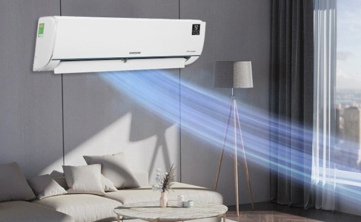 Bật máy lạnh Samsung Inverter 1 HP AR09TYHQASINSV ở nhiệt độ vừa phải, không chênh lệch nhiều với nhiệt độ bên ngoài