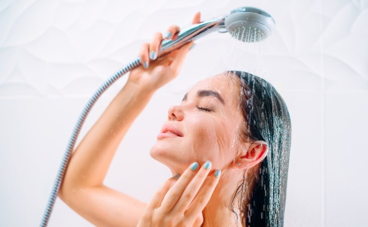 Hãy để cơ thể ổn định nhiệt độ ngay khi mới đi ra ngoài về rồi bắt đầu tắm
