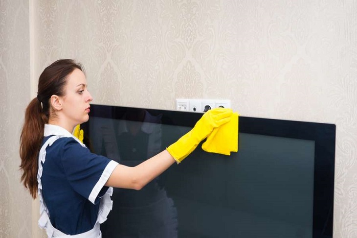 Không vệ sinh tivi thường xuyên hoặc vệ sinh sai cách