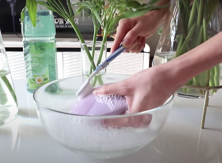 Máy rửa mặt và massage Emmié Sky Blue có thể được làm sạch bằng xà phòng diệt khuẩn