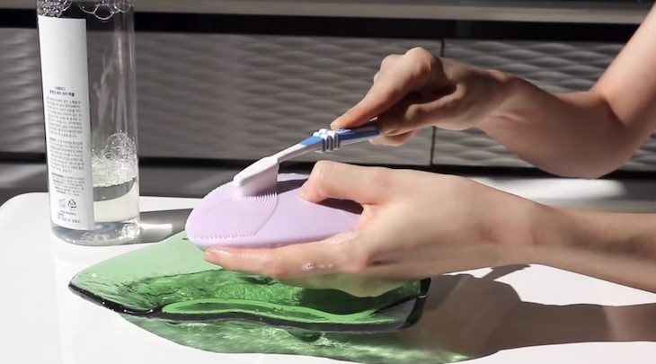 Vệ sinh máy rửa mặt bằng nước ấm kết hợp với bàn chải để tăng cường hiệu quả làm sạch