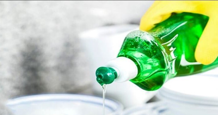 Vệ sinh máy rửa mặt bằng nước rửa chén với 3 bước cơ bản