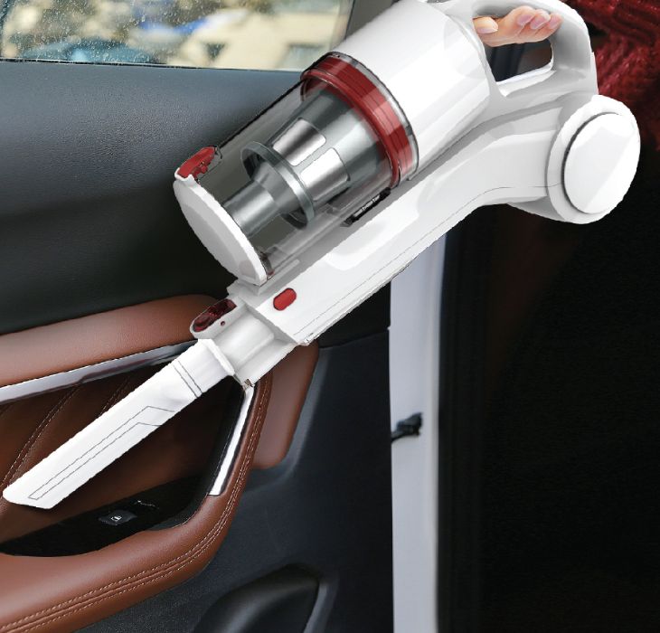 Dùng máy hút bụi để vệ sinh nội thất ô tô