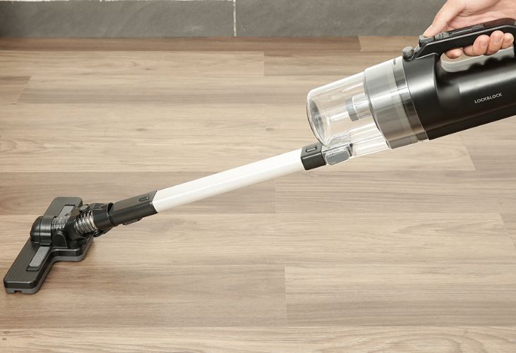Sử dụng máy hút bụi để bề mặt luôn sạch sẽ