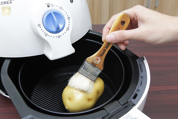 Ban nên phết một chút dầu lên bề mặt thực phẩm trước khi chiên