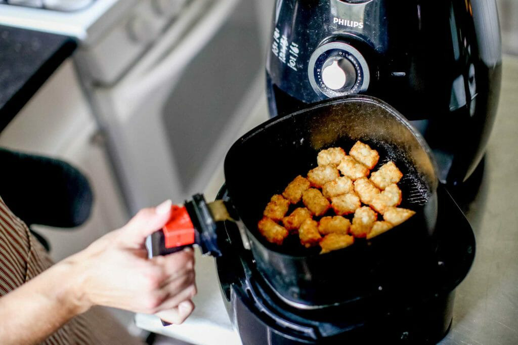Bạn không nên cho vào nồi chiên không dầu những món ăn được bao ngoài bởi hỗn hợp bột ướt